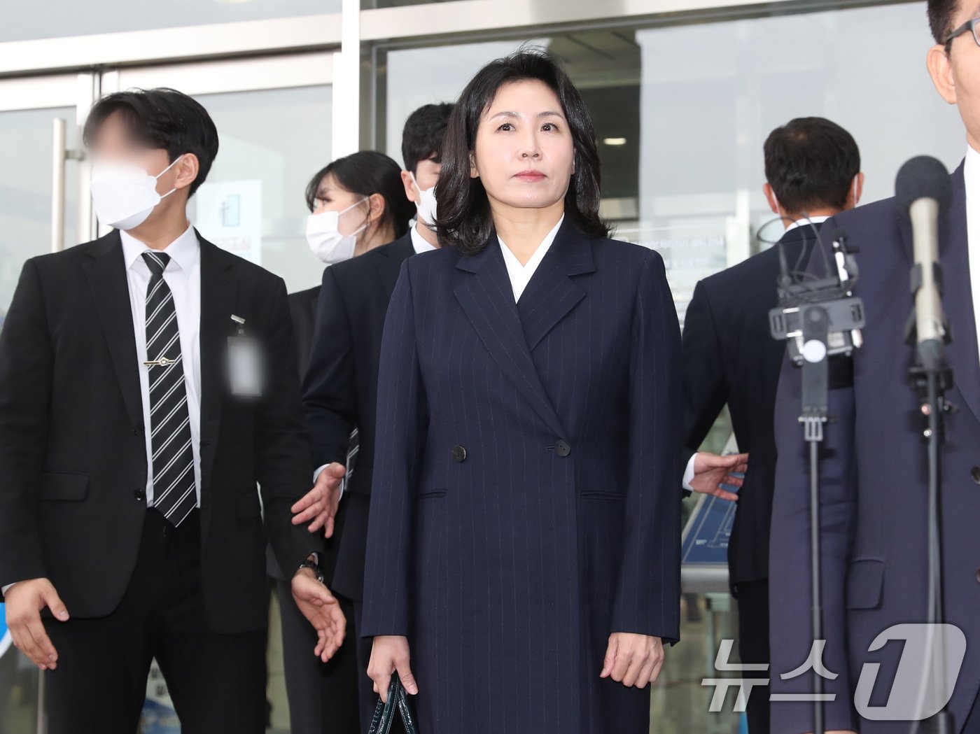 본문 이미지 - 공직선거법 위반 혐의로 불구속 기소된 더불어민주당 이재명 대표의 배우자 김혜경 씨가 14일 오후 경기 수원시 영통구 수원지방법원에서 열린 선고공판을 마치고 나와 변호사의 답변을 기다리고 있다.  2024.11.14/뉴스1 ⓒ News1 김영운 기자