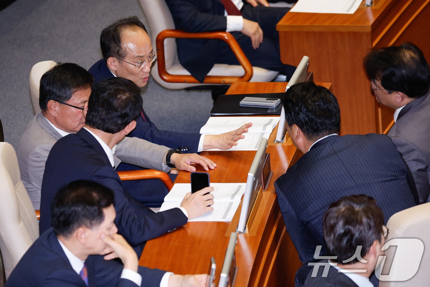 추경호 국민의힘 원내대표가 14일 오후 서울 여의도 국회에서 열린 제418회국회&#40;정기회&#41; 제12차 본회의에서 배준영 원내수석부대표, 정희용 비서실장 등과 대화하고 있다. 2024.11.14/뉴스1 ⓒ News1 안은나 기자