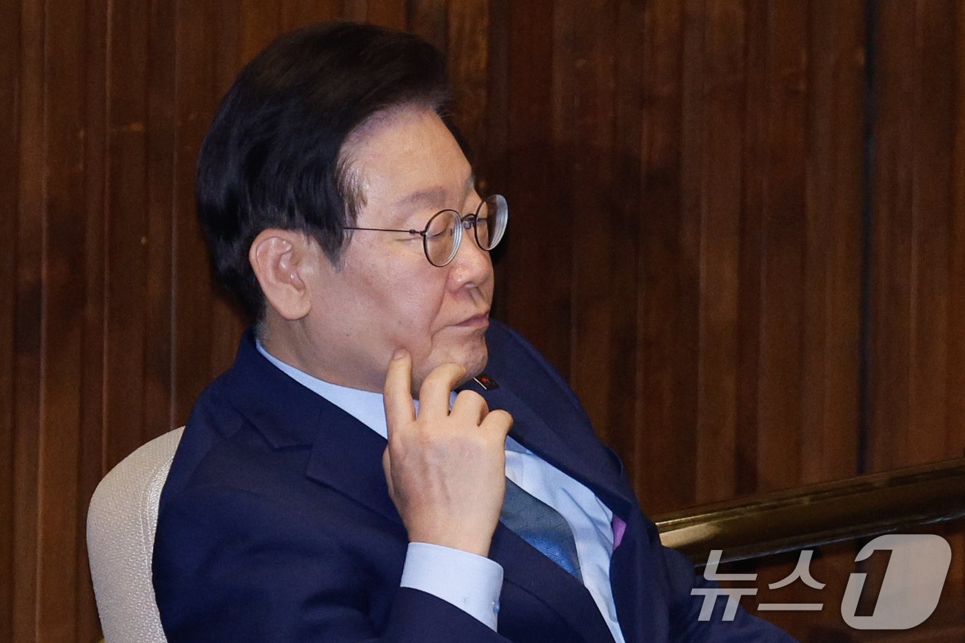 본문 이미지 - 이재명 더불어민주당 대표가 14일 오후 서울 여의도 국회에서 열린 제418회국회(정기회) 제12차 본회의에서 생각에 잠겨 있다. 2024.11.14/뉴스1 ⓒ News1 안은나 기자