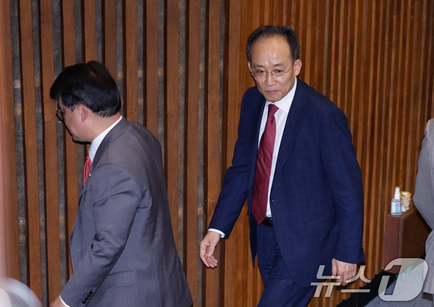 본문 이미지 - 추경호 국민의힘 원내대표(오른쪽)와 배준영 원내수석부대표가 14일 오후 서울 여의도 국회에서 열린 제418회국회(정기회) 제12차 본회의에서 본회의장 밖으로 잠시 이동하고 있다. 2024.11.14/뉴스1 ⓒ News1 안은나 기자