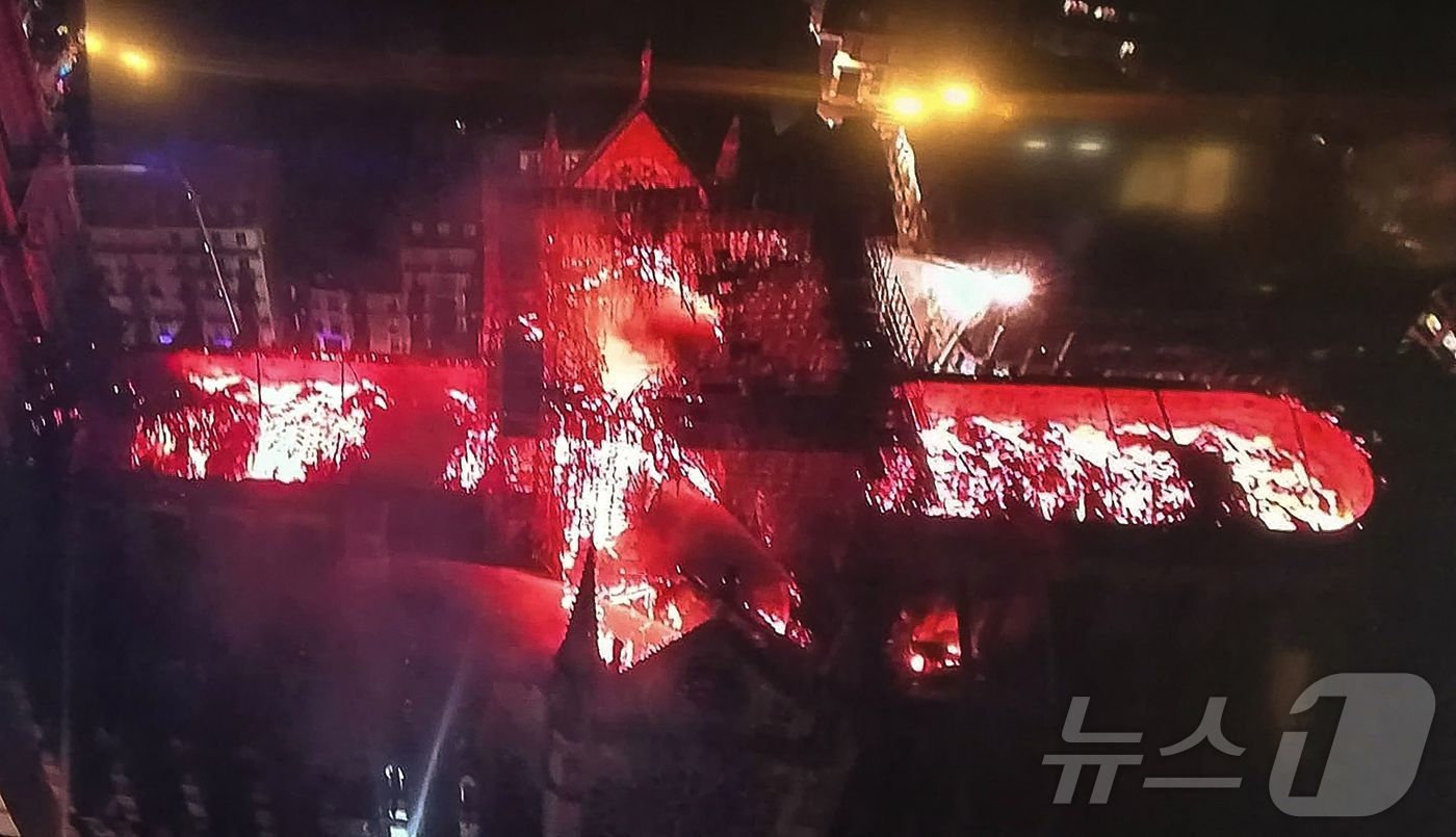 본문 이미지 - 2019년 4월 15일 화염에 휩싸인 노트르담 대성당. TV화면 캡처ⓒ AFP=뉴스1