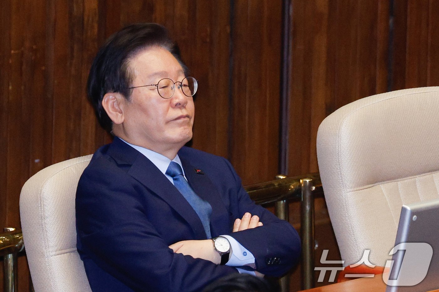 본문 이미지 - 이재명 더불어민주당 대표가 14일 오후 서울 여의도 국회에서 열린 제418회국회(정기회) 제12차 본회의에서 주진우 국민의힘 의원의 김건희 특검법 반대 토론을 듣고 있다. 2024.11.14/뉴스1 ⓒ News1 안은나 기자