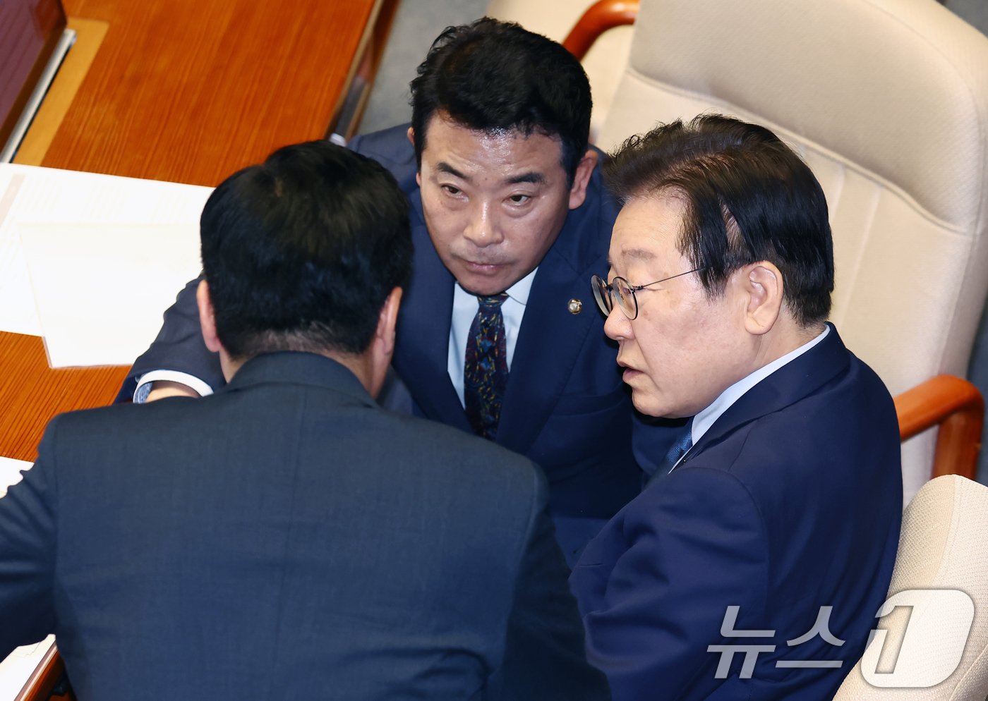 본문 이미지 - 이재명 더불어민주당 대표가 14일 오후 서울 여의도 국회에서 열린 제418회국회(정기회) 제12차 본회의에서 박찬대 원내대표, 박정 예산결산위원장과 대화하고 있다. 2024.11.14/뉴스1 ⓒ News1 김민지 기자