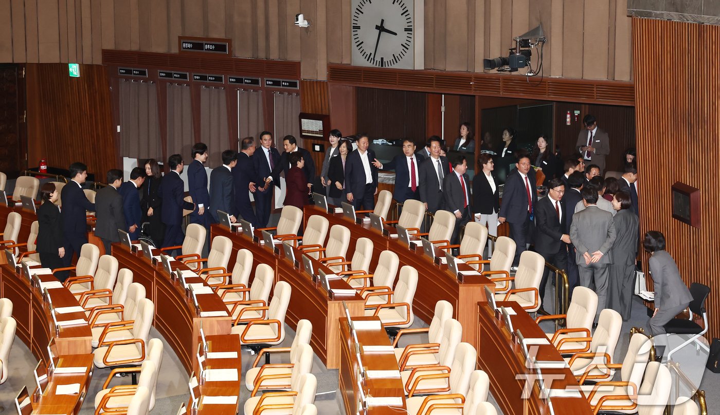 국민의힘 의원들이 14일 오후 서울 여의도 국회에서 열린 제418회국회&#40;정기회&#41; 제12차 본회의에서 윤석열 대통령 배우자 김건희의 주가조작 사건 등의 진상규명을 위한 특별검사 임명 등에 관한 법률안이 상정되자 퇴장하고 있다. 2024.11.14/뉴스1 ⓒ News1 김민지 기자