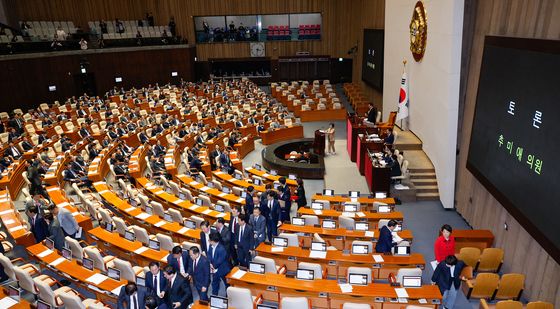 김건희 특검법 세번째 상정, 반대하며 퇴장하는 여당