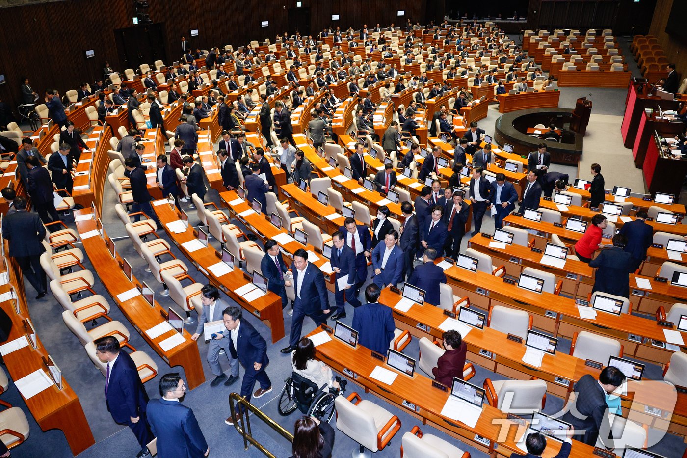 본문 이미지 - 국민의힘 의원들이 14일 오후 서울 여의도 국회에서 열린 제418회국회(정기회) 제12차 본회의에서 세번째 김건희 특검법(윤석열 대통령 배우자 김건희의 주가조작 사건 등의 진상규명을 위한 특별검사 임명 등에 관한 법률안)에 반대하며 퇴장하고 있다. 2024.11.14/뉴스1 ⓒ News1 안은나 기자