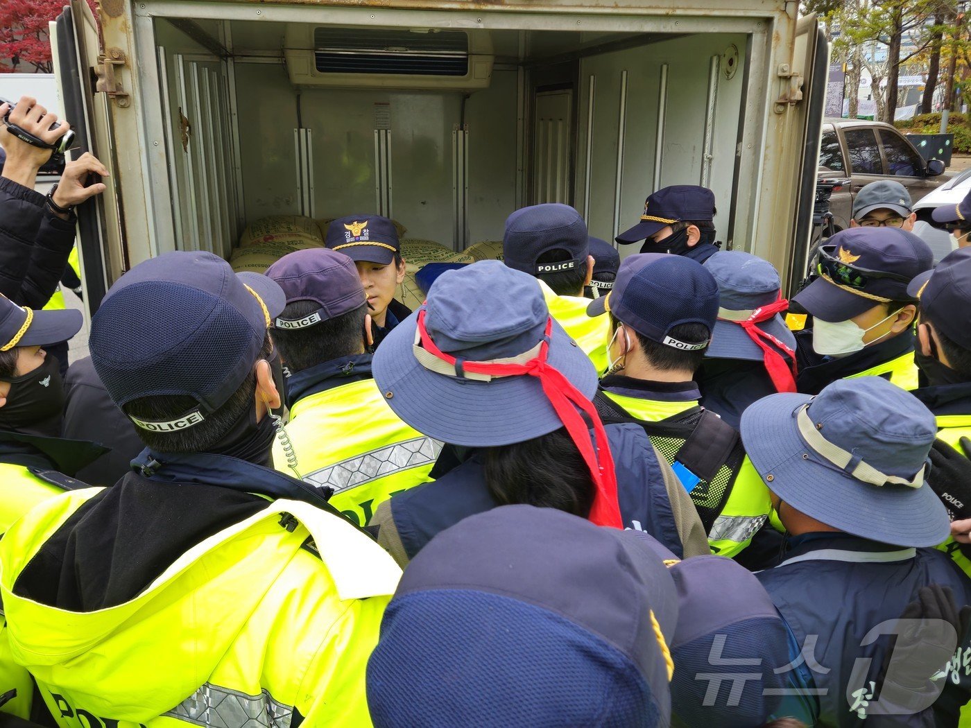 14일 강원도청 광장 앞에서 열린 &#39;쌀값 보장, 쌀수입 반대&#39; 기자회견에서 전국농민회총연맹 강원도연맹이 도청 광장으로 쌀 포대를 옮기려고 하자 경찰이 이를 막아서면서 마찰을 빚고 있다.2024.11.14/뉴스1 ⓒ News1 한귀섭 기자