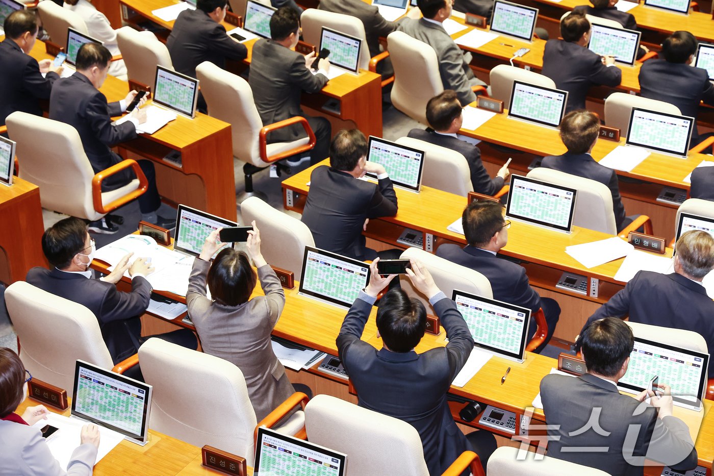 본문 이미지 - 14일 오후 서울 여의도 국회에서 열린 제418회국회(정기회) 제12차 본회의에서 국민의힘 의원들이 불참한 가운데 윤석열 대통령 배우자 김건희의 주가조작 사건 등의 진상규명을 위한 특별검사 임명 등에 관한 법률안이 재적 300인 중 재석 191인, 찬성 191인, 반대 0인, 기권 0인으로 가결되고 있다. 2024.11.14/뉴스1 ⓒ News1 김민지 기자