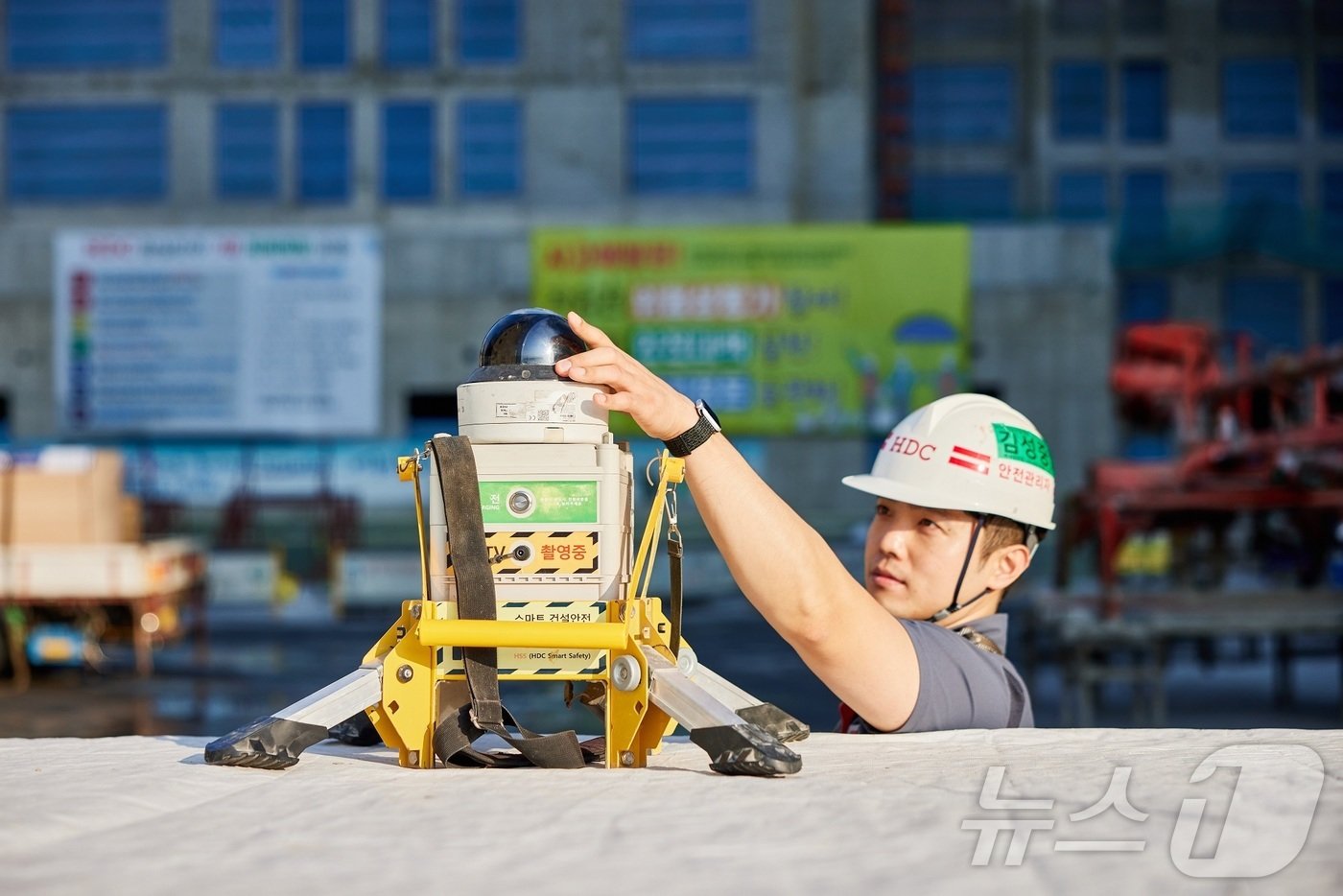 본문 이미지 - HDC현대산업개발의 현장에서 활용되는 I-SAFETY 이동형 CCTV의 모습 (HDC현대산업개발 제공)