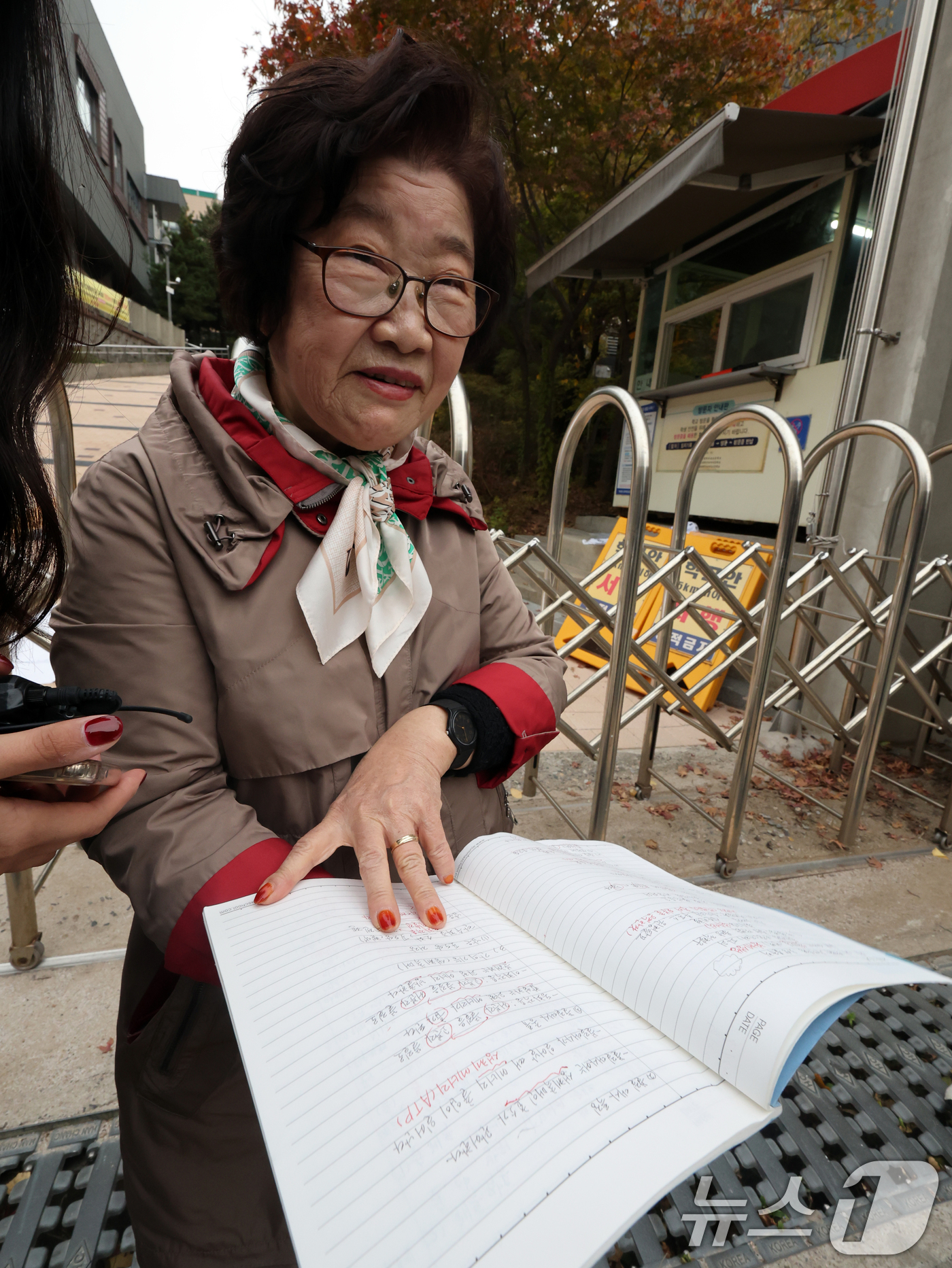 (서울=뉴스1) 황기선 기자 = 2025학년도 대학수학능력시험일인 14일 오후 서울시교육청 12지구 제22시험장인 서울 마포구 홍익대학교사범대학부속여자고등학교에서 일성여자중고등학교 …