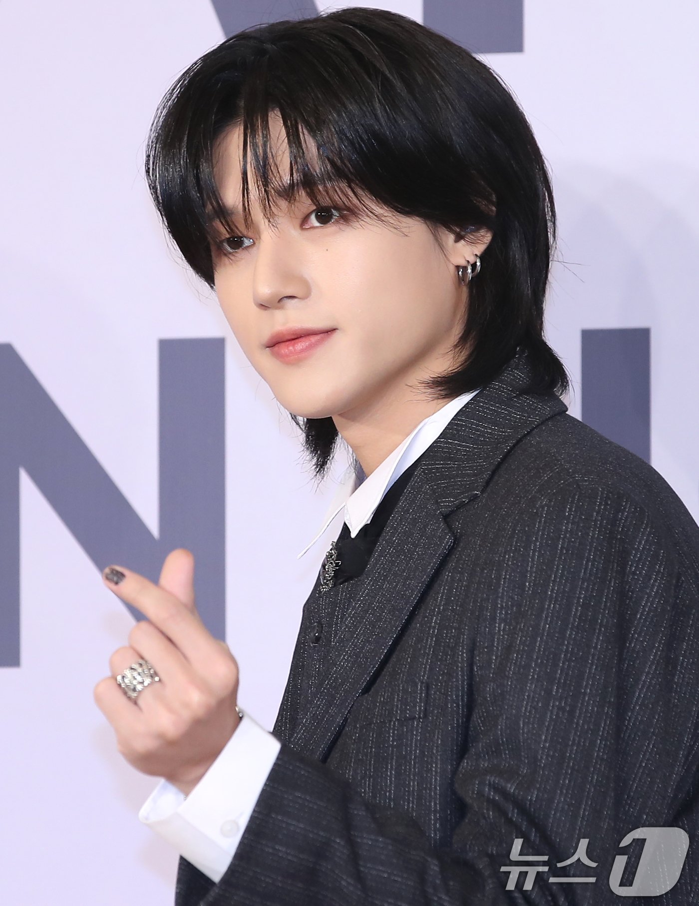 본문 이미지 - 그룹 에이티즈&#40;ATEEZ&#41; 우영이 14일 서울 송파구 롯데호텔에서 가진 미니 11집 &#39;골든 아워 : 파트 2 &#40;GOLDEN HOUR : Part.2&#41;&#39; 발매 기자간담회에서 포즈를 취하고 있다. 2024.11.14/뉴스1 ⓒ News1 권현진 기자