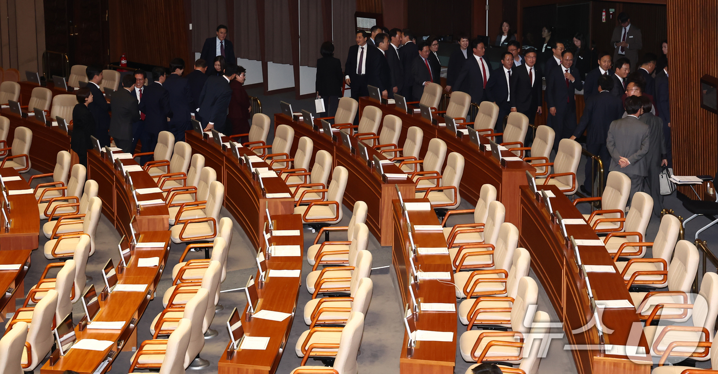 (서울=뉴스1) 김민지 기자 = 국민의힘 의원들이 14일 오후 서울 여의도 국회에서 열린 제418회국회(정기회) 제12차 본회의에서 윤석열 대통령 배우자 김건희의 주가조작 사건 등 …