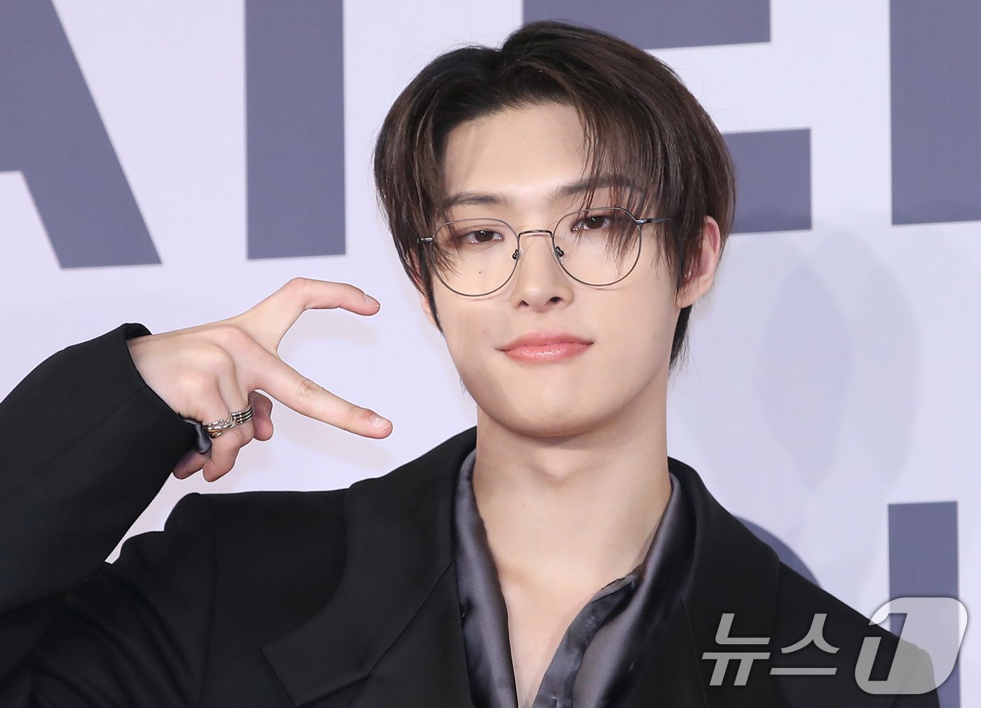 본문 이미지 - 그룹 에이티즈&#40;ATEEZ&#41; 민기가 14일 서울 송파구 롯데호텔에서 가진 미니 11집 &#39;골든 아워 : 파트 2 &#40;GOLDEN HOUR : Part.2&#41;&#39; 발매 기자간담회에서 포즈를 취하고 있다. 2024.11.14/뉴스1 ⓒ News1 권현진 기자