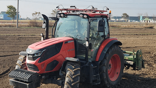 본문 이미지 - 14일 전북 김제에서 열린 '2024 대동 미래농업 데이'. 자율주행 4.5단계 수준의 트랙터가 스스로 운행을 하고 있다. 2024.11.13/뉴스1 ⓒ News1 이정후 기자