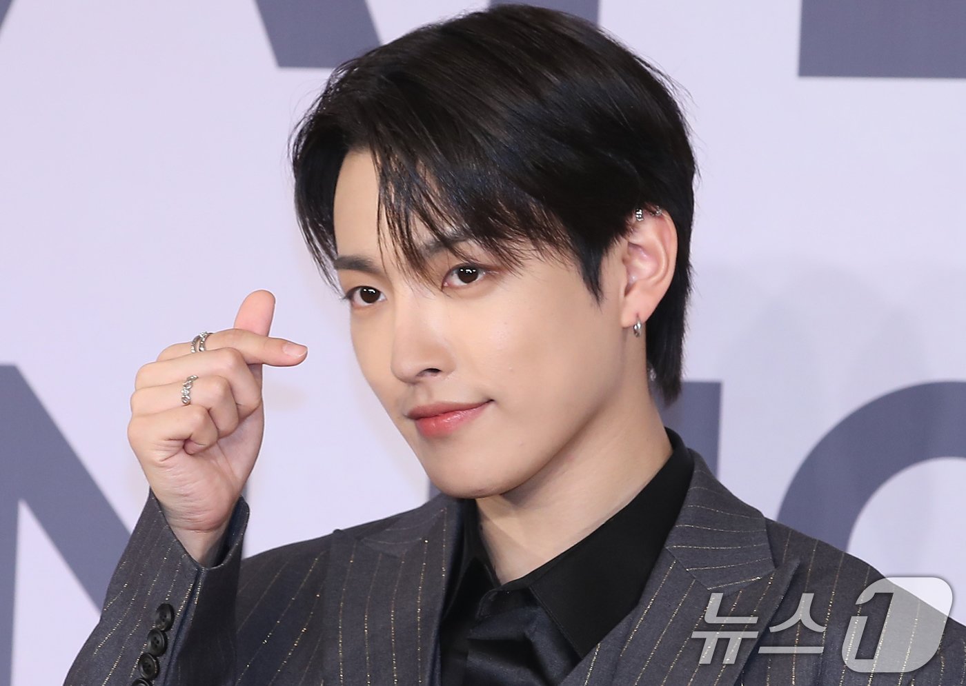 본문 이미지 - 그룹 에이티즈&#40;ATEEZ&#41; 홍중이 14일 서울 송파구 롯데호텔에서 가진 미니 11집 &#39;골든 아워 : 파트 2 &#40;GOLDEN HOUR : Part.2&#41;&#39; 발매 기자간담회에서 포즈를 취하고 있다. 2024.11.14/뉴스1 ⓒ News1 권현진 기자