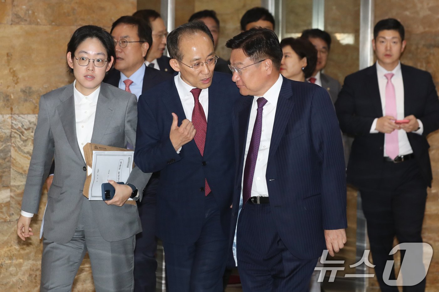 추경호 국민의힘 원내대표와 정점식 의원이 14일 오후 서울 여의도 국회에서 열린 본회의에서 세번째 김건희 특검법&#40;윤석열 대통령 배우자 김건희의 주가조작 사건 등의 진상규명을 위한 특별검사 임명 등에 관한 법률안&#41;에 반대하며 본회의장을 나서고 있다. 2024.11.14/뉴스1 ⓒ News1 이광호 기자