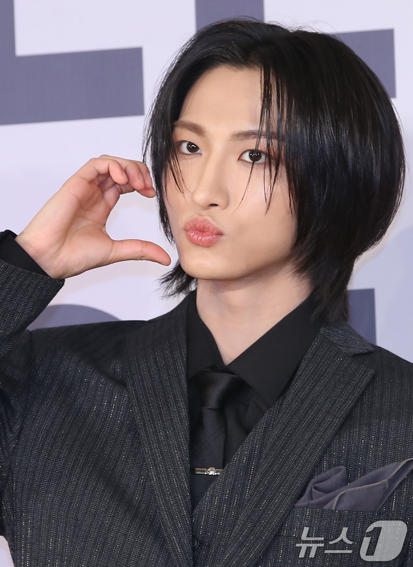 본문 이미지 - 그룹 에이티즈&#40;ATEEZ&#41; 성화가 14일 서울 송파구 롯데호텔에서 가진 미니 11집 &#39;골든 아워 : 파트 2 &#40;GOLDEN HOUR : Part.2&#41;&#39; 발매 기자간담회에서 포즈를 취하고 있다. 2024.11.14/뉴스1 ⓒ News1 권현진 기자