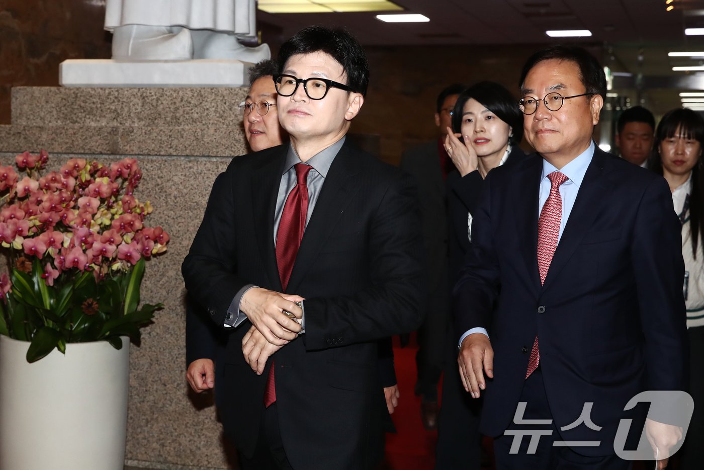 본문 이미지 - 한동훈 국민의힘 대표가 14일 오후 서울 여의도 국회에서 열린 의원총회에 참석하고 있다. 이날 국민의힘 의원들은 본회의에서 세번째 김건희 특검법(윤석열 대통령 배우자 김건희의 주가조작 사건 등의 진상규명을 위한 특별검사 임명 등에 관한 법률안)에 반대하며 본회의장을 퇴장, 의원총회를 가졌다. 2024.11.14/뉴스1 ⓒ News1 이광호 기자