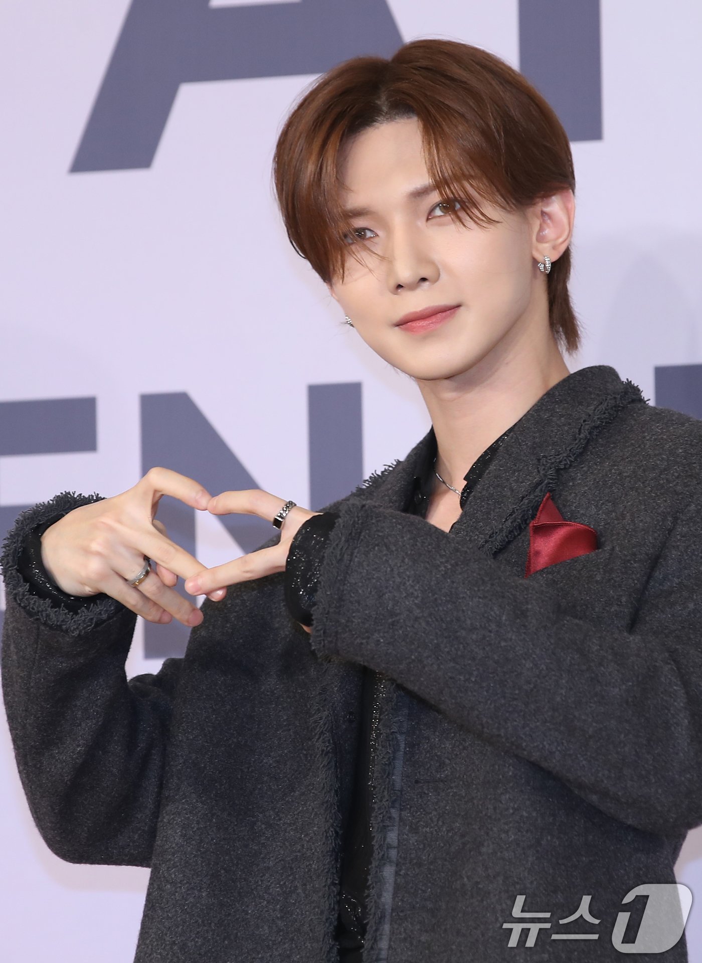 본문 이미지 - 그룹 에이티즈&#40;ATEEZ&#41; 여상이 14일 서울 송파구 롯데호텔에서 가진 미니 11집 &#39;골든 아워 : 파트 2 &#40;GOLDEN HOUR : Part.2&#41;&#39; 발매 기자간담회에서 포즈를 취하고 있다. 2024.11.14/뉴스1 ⓒ News1 권현진 기자
