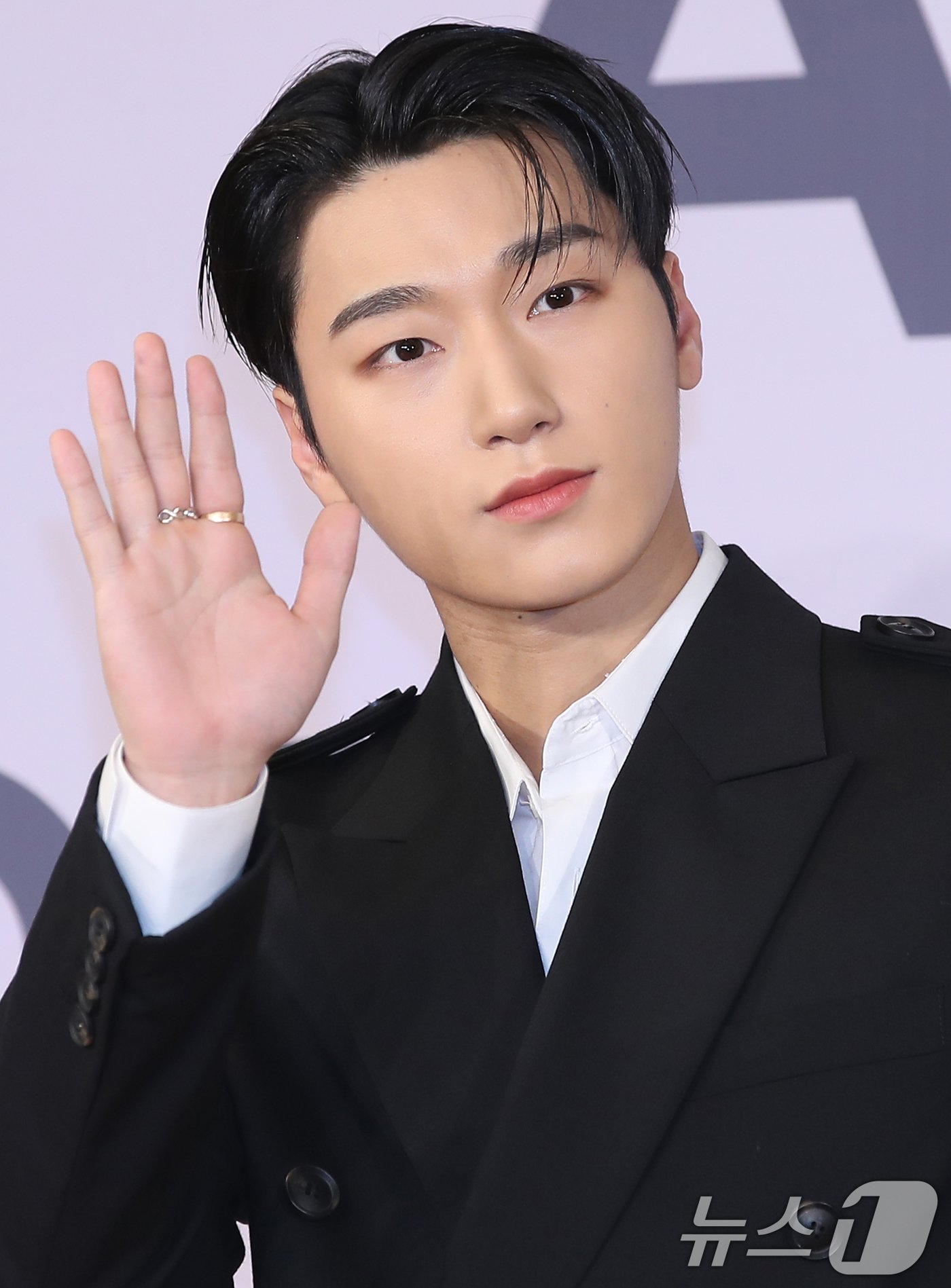 본문 이미지 - 그룹 에이티즈&#40;ATEEZ&#41; 산이 14일 서울 송파구 롯데호텔에서 가진 미니 11집 &#39;골든 아워 : 파트 2 &#40;GOLDEN HOUR : Part.2&#41;&#39; 발매 기자간담회에서 포즈를 취하고 있다. 2024.11.14/뉴스1 ⓒ News1 권현진 기자