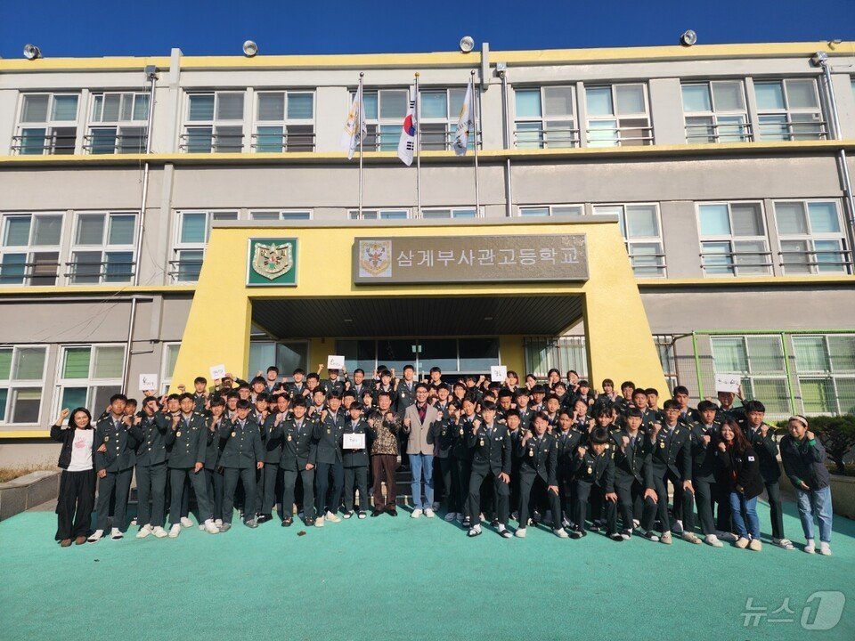 본문 이미지 - 삼계부사관고 학생들이 예비역 원사 초청 강연회를 마친 뒤 기념사진을 찍고 있다.  (전남교육청 제공)/뉴스1