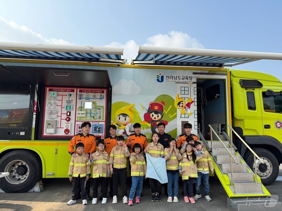 오산초 학생들이 안전 체험학습을 마치고 진도소방서 관계자들과 기념사진을 찍고 있다.  &#40;전남교육청 제공&#41;/뉴스1