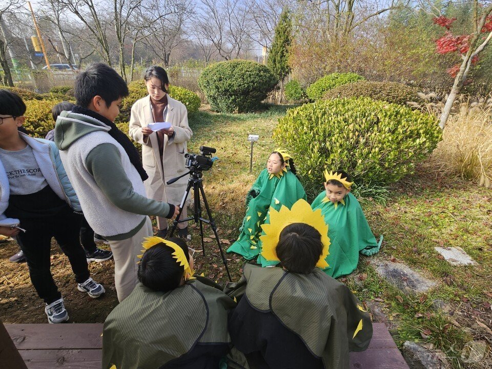 본문 이미지 - 용방초 학생들의 영화 제작 장면 (전남교육청 제공)/뉴스1