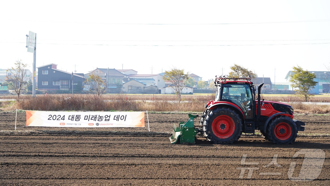 13일 전북 김제에서 열린 &#39;2024 대동 미래농업 데이&#39;에서 자율주행 트랙터가 작업을 하고 있다.&#40;대동 제공&#41;