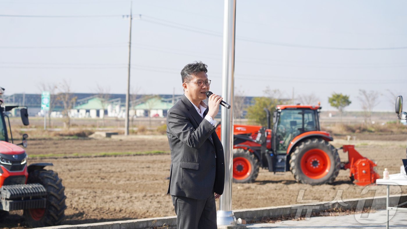 본문 이미지 - 13일 전북 김제에서 열린 '2024 대동 미래농업 데이'에서 나영중 대동 P&Biz부문장이 자율주행 트랙터에 대해 소개하고 있다.(대동 제공)