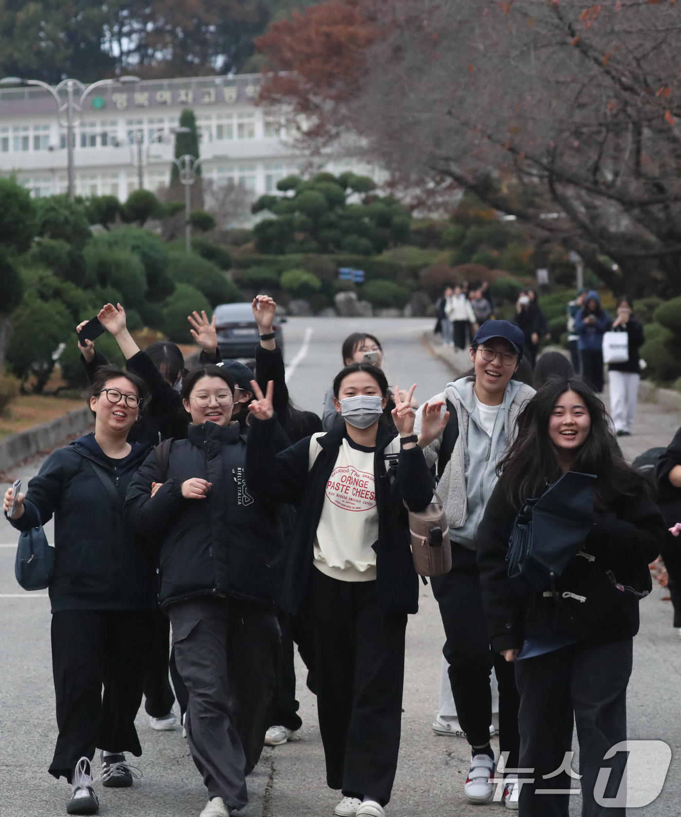 (수원=뉴스1) 김영운 기자 = 2025학년도 대학수학능력시험일인 14일 오후 경기도교육청 제30지구 제20시험장인 수원시 팔달구 영복여자고등학교에서 수험생들이 시험을 마치고 나오 …