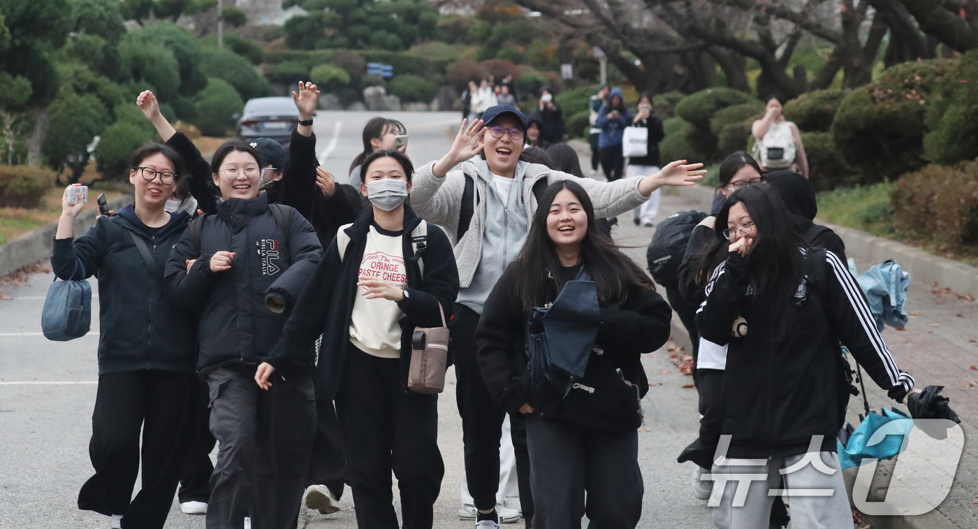 (수원=뉴스1) 김영운 기자 = 2025학년도 대학수학능력시험일인 14일 오후 경기도교육청 제30지구 제20시험장인 수원시 팔달구 영복여자고등학교에서 수험생들이 시험을 마치고 나오 …