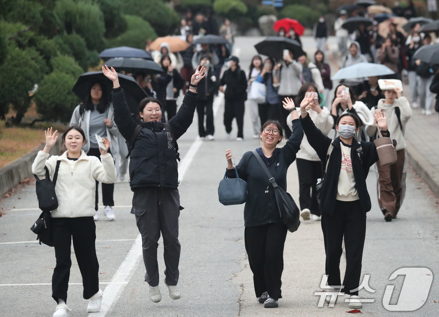 (수원=뉴스1) 김영운 기자 = 2025학년도 대학수학능력시험일인 14일 오후 경기도교육청 제30지구 제20시험장인 수원시 팔달구 영복여자고등학교에서 수험생들이 시험을 마치고 나오 …