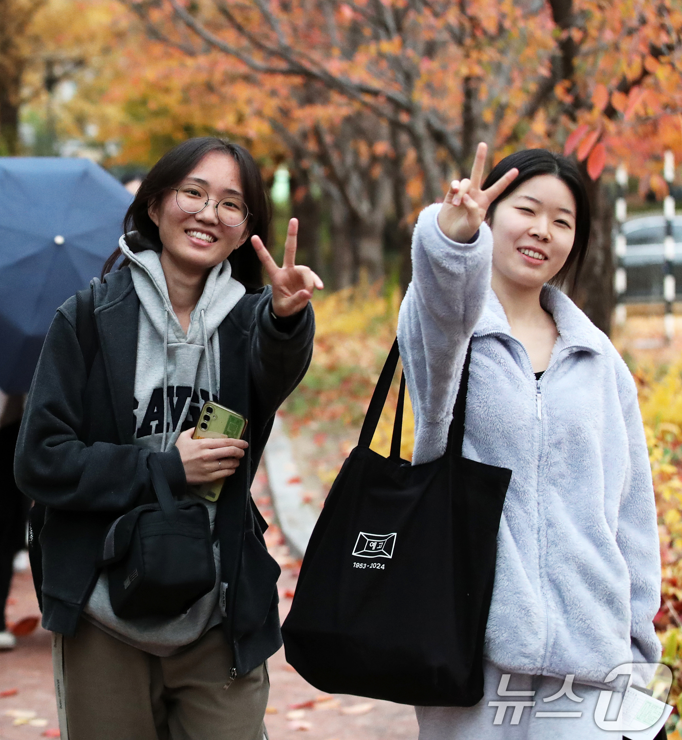 (서울=뉴스1) 오대일 기자 = 14일 오후 서울 중구 이화여자외국어고등학교에서 2025학년도 대학수학능력시험을 마친 수험생들이 환한 얼굴로 고사장을 나서고 있다.수능 출제기관인 …