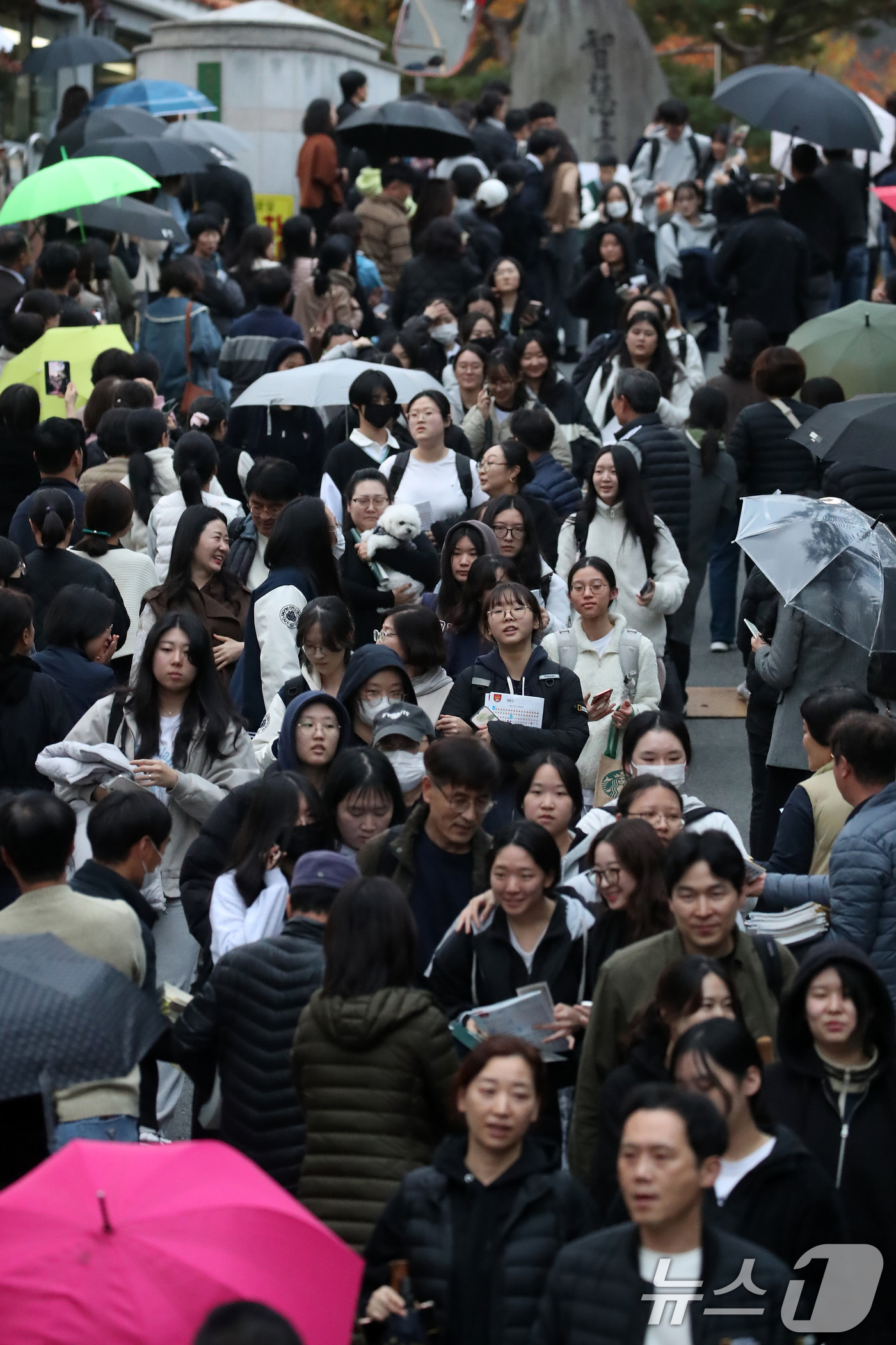 (대구=뉴스1) 공정식 기자 = 2025학년도 대학수학능력시험일인 14일 오후 대구시교육청 24지구 제18시험장인 대구 수성구 혜화여자고등학교 앞에서 시험을 마친 수험생들이 시험장 …