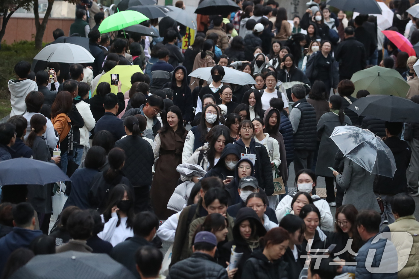 (대구=뉴스1) 공정식 기자 = 2025학년도 대학수학능력시험일인 14일 오후 대구시교육청 24지구 제18시험장인 대구 수성구 혜화여자고등학교 앞에서 수험생 부모가 수능을 마치고 …