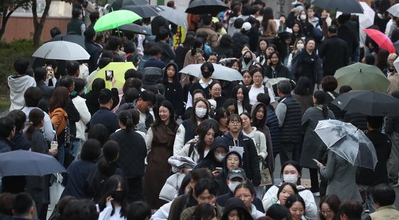 '수능 끝' 수험생 기다리는 부모