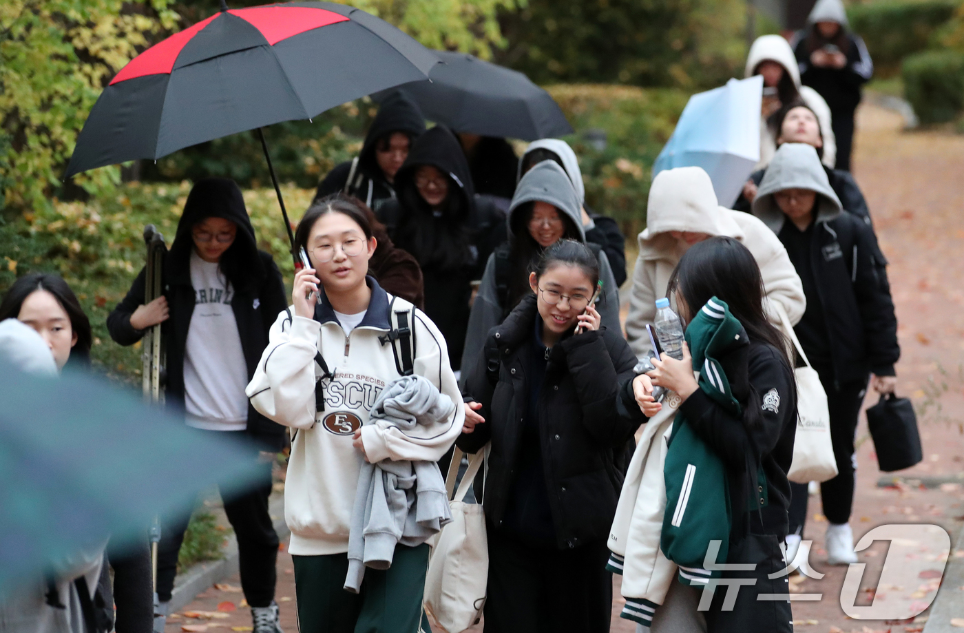 (서울=뉴스1) 오대일 기자 = 14일 오후 서울 중구 이화여자외국어고등학교에서 2025학년도 대학수학능력시험을 마친 수험생들이 환한 얼굴로 고사장을 나서고 있다.수능 출제기관인 …