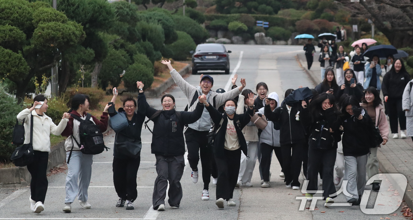 (수원=뉴스1) 김영운 기자 = 2025학년도 대학수학능력시험일인 14일 오후 경기도교육청 제30지구 제20시험장인 수원시 팔달구 영복여자고등학교에서 수험생들이 시험을 마치고 나오 …