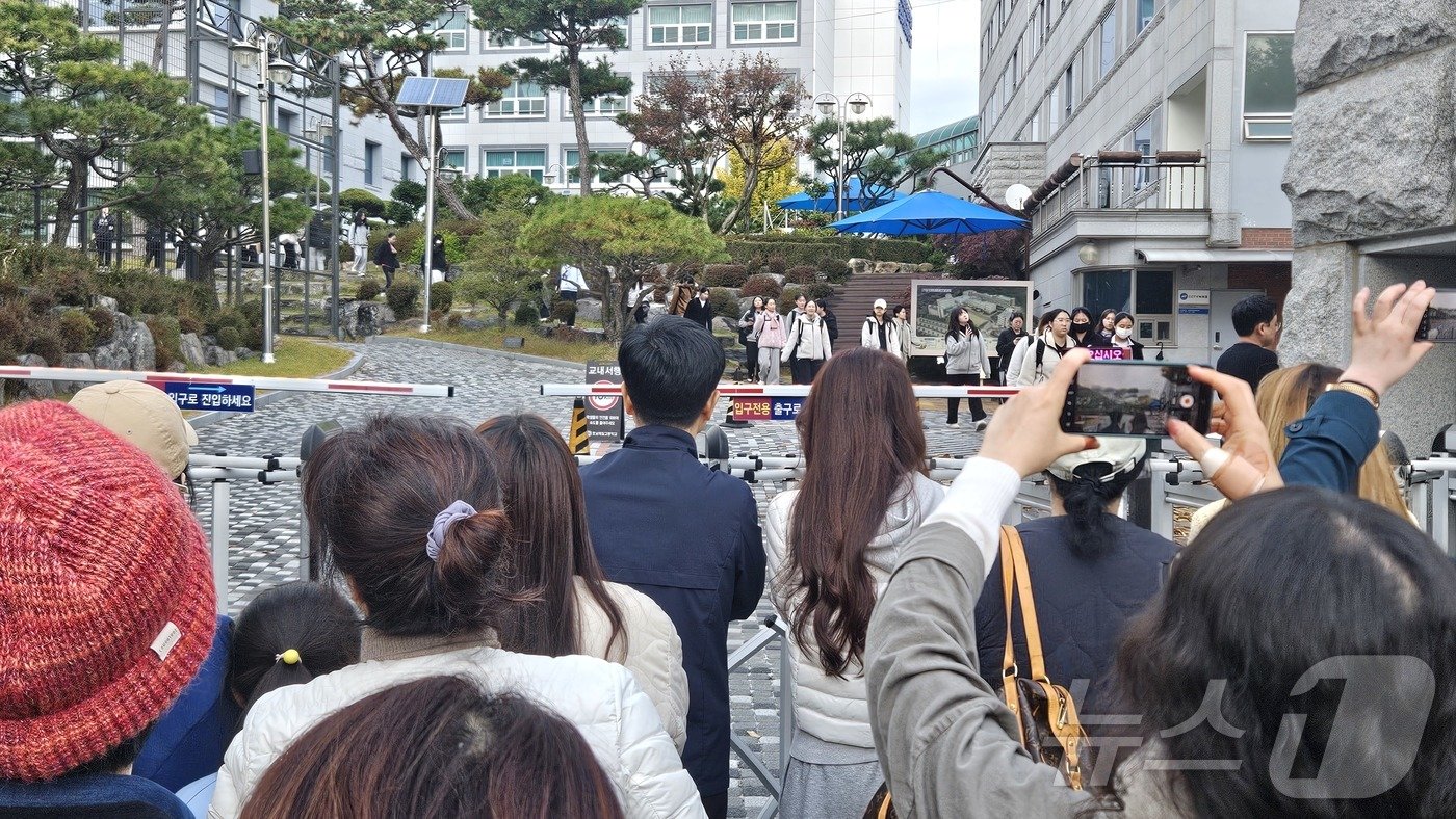 본문 이미지 - 2025학년도 대학수학능력시험일인 14일 전북 전주시 호남제일고등학교 앞에서 학부모들이 수험생 자녀들을 기다리고 있다. ⓒ News1 신준수 기자