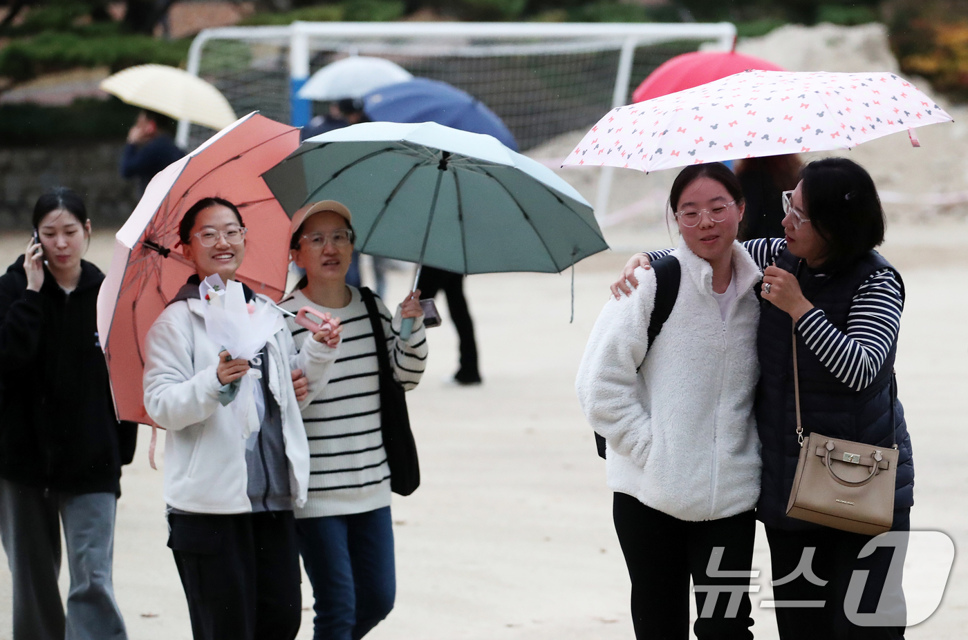 (서울=뉴스1) 오대일 기자 = 14일 오후 서울 중구 이화여자외국어고등학교에서 2025학년도 대학수학능력시험을 마친 수험생들이 고사장을 나서며 가족의 축하를 받고 있다.수능 출제 …