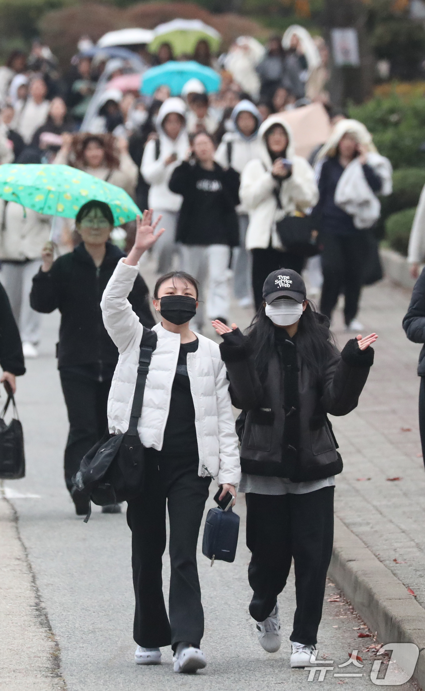 (수원=뉴스1) 김영운 기자 = 2025학년도 대학수학능력시험일인 14일 오후 경기도교육청 제30지구 제20시험장인 수원시 팔달구 영복여자고등학교에서 수험생들이 시험을 마치고 나오 …