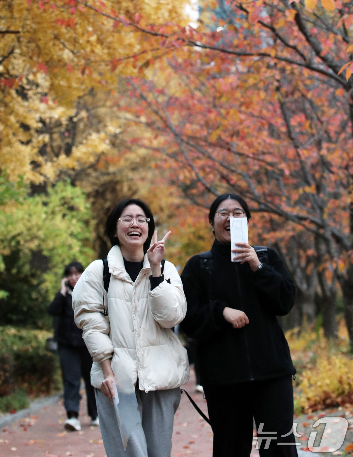 (서울=뉴스1) 오대일 기자 = 14일 오후 서울 중구 이화여자외국어고등학교에서 2025학년도 대학수학능력시험을 마친 수험생들이 환한 얼굴로 고사장을 나서고 있다.수능 출제기관인 …