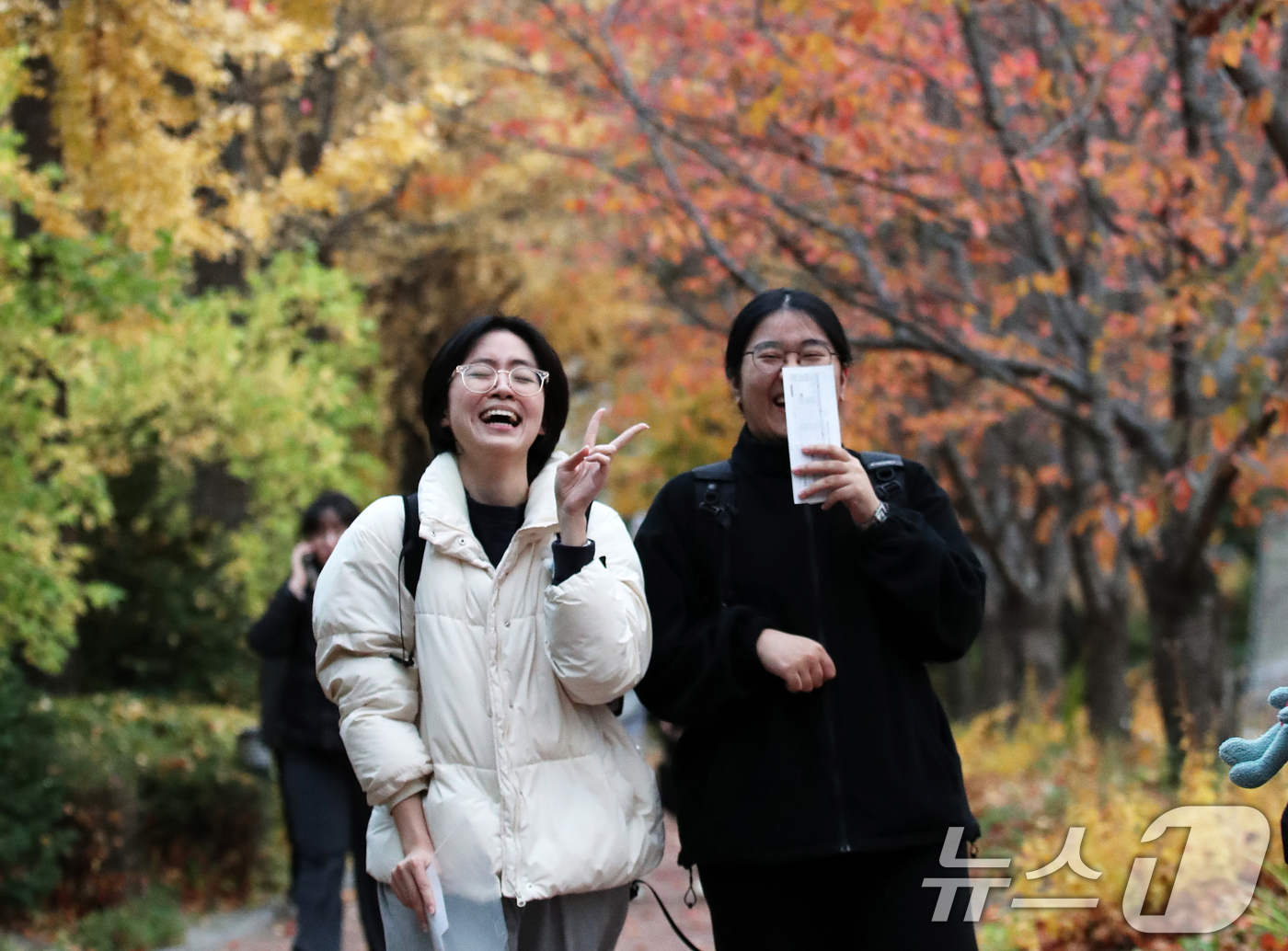 (서울=뉴스1) 오대일 기자 = 14일 오후 서울 중구 이화여자외국어고등학교에서 2025학년도 대학수학능력시험을 마친 수험생들이 환한 얼굴로 고사장을 나서고 있다.수능 출제기관인 …