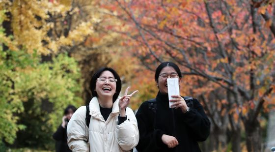 웃음꽃 핀 수험생들