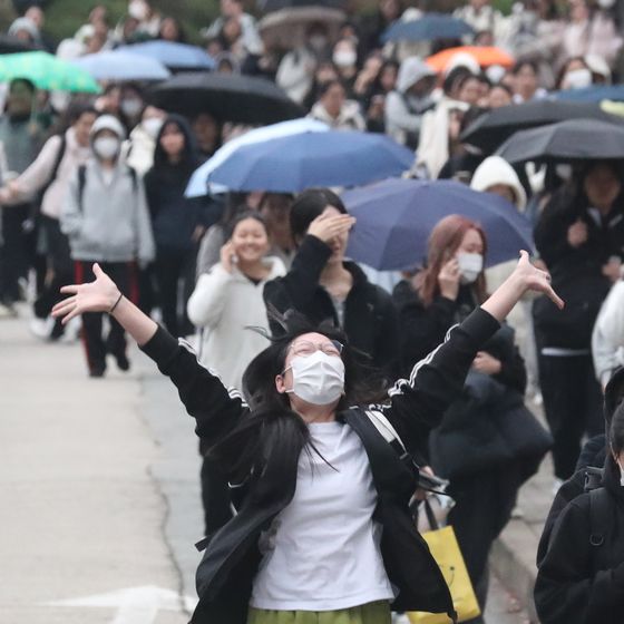 "수능 끝, 고생했다 내 새끼"…부모들도 박수(종합)