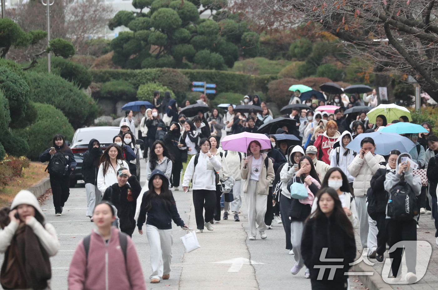 (수원=뉴스1) 김영운 기자 = 2025학년도 대학수학능력시험일인 14일 오후 경기도교육청 제30지구 제20시험장인 수원시 팔달구 영복여자고등학교에서 수험생들이 시험을 마치고 나오 …