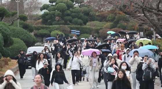 수능 마치고 시험장 나오는 수험생들