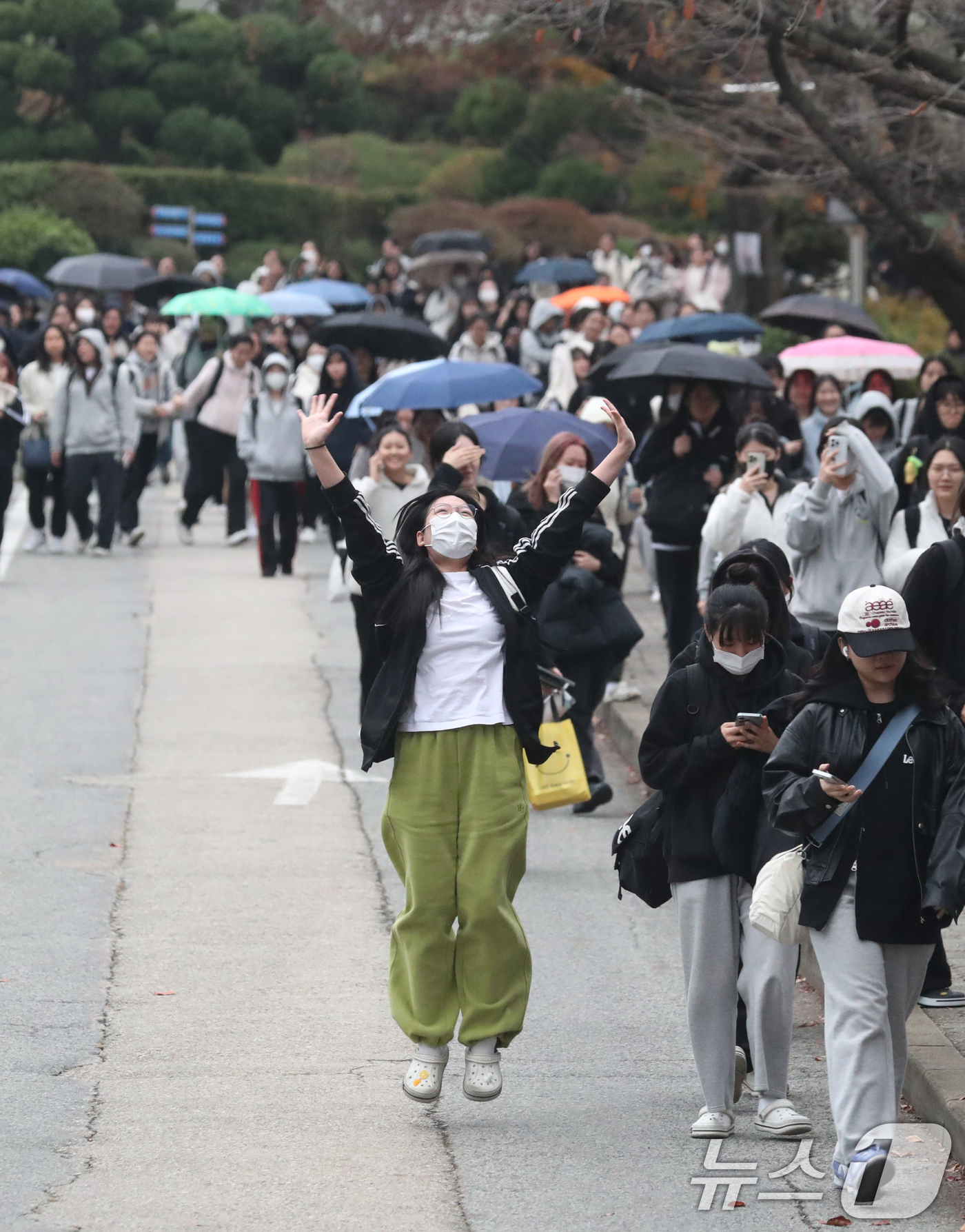 (수원=뉴스1) 김영운 기자 = 2025학년도 대학수학능력시험일인 14일 오후 경기도교육청 제30지구 제20시험장인 수원시 팔달구 영복여자고등학교에서 수험생들이 시험을 마치고 나오 …