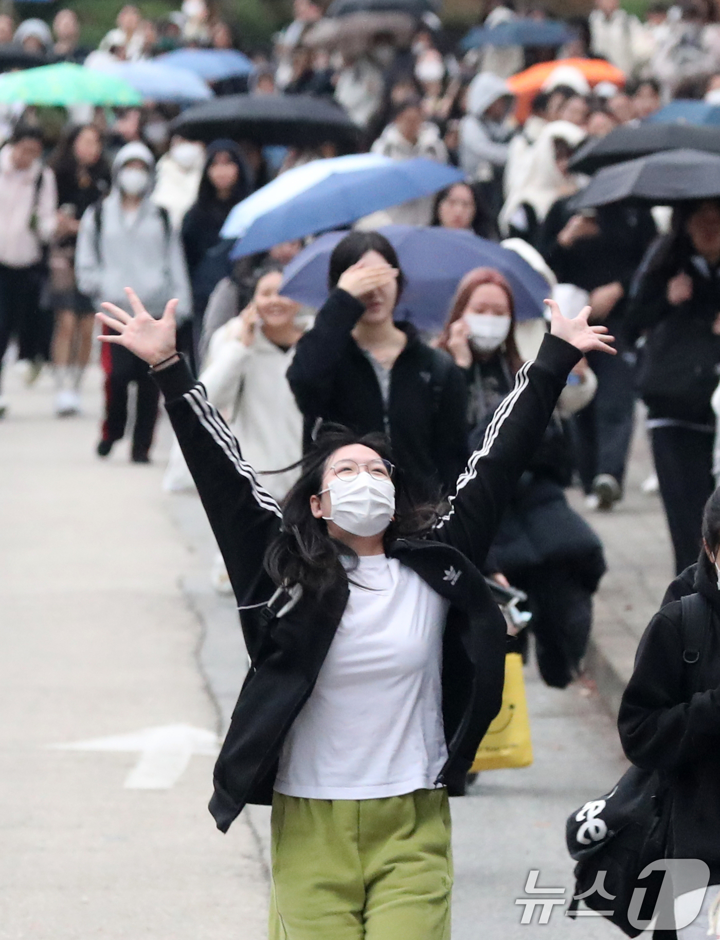 (수원=뉴스1) 김영운 기자 = 2025학년도 대학수학능력시험일인 14일 오후 경기도교육청 제30지구 제20시험장인 수원시 팔달구 영복여자고등학교에서 수험생들이 시험을 마치고 나오 …