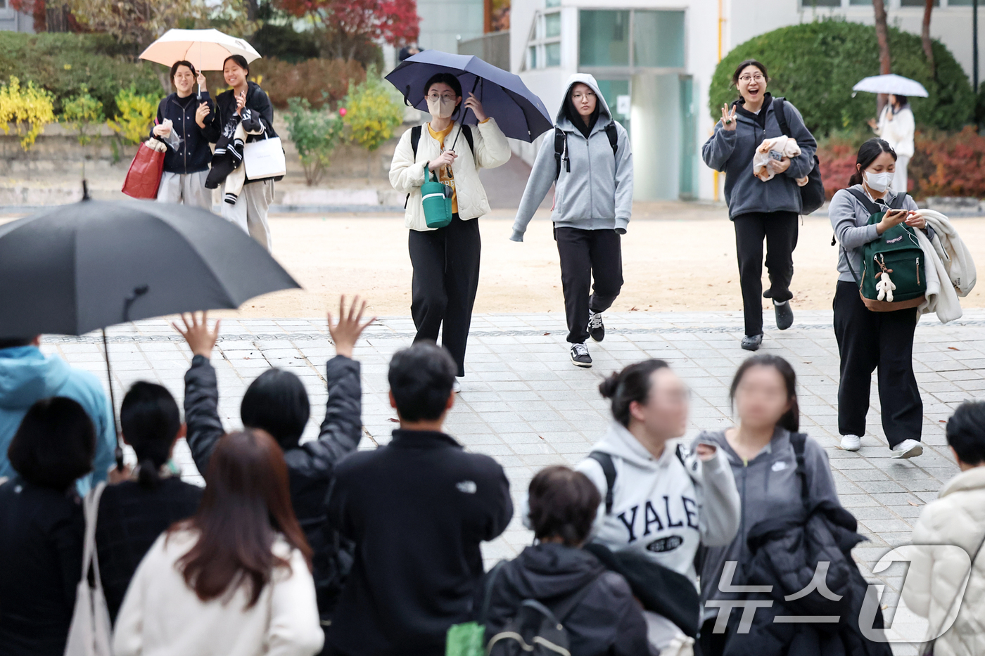 (서울=뉴스1) 민경석 기자 = 2025학년도 대학수학능력시험일인 14일 오후 서울 종로구 덕성여자고등학교에서 시험을 마친 수험생들이 고사장을 나서고 있다. 2024.11.14/뉴 …